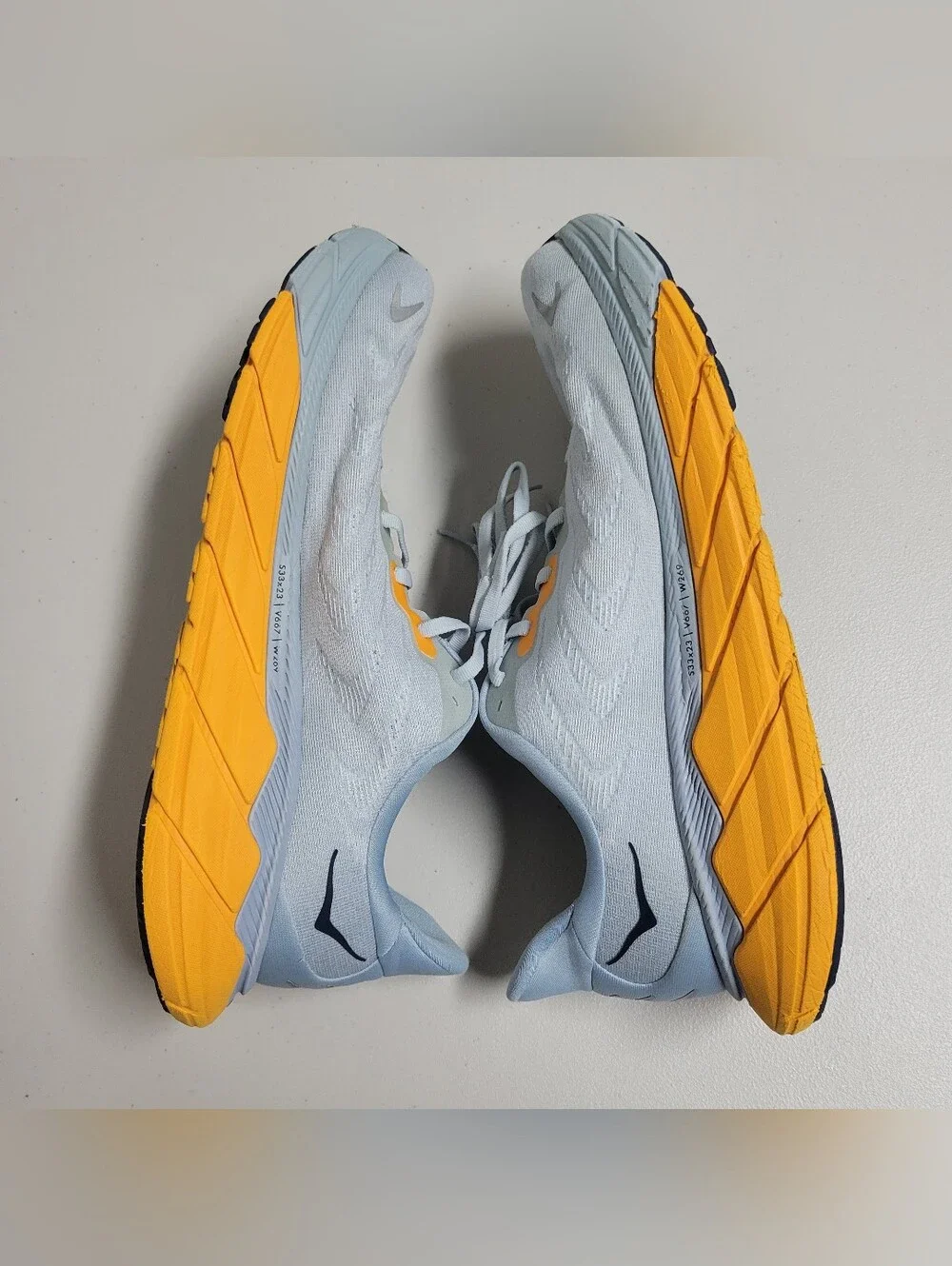 HOKA One One Arahi Men's Men's Light Blue & Orange Running Shoes Size 12D.
